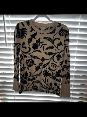 SUNDANCE CREAM WAFFLE KNIT THERMAL TOP W/ BLACK FLORAL EMBROIDERED PATTERN//SZ M